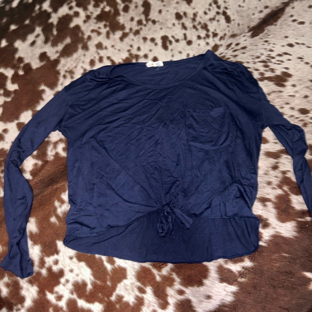 Extremely soft long sleeve navy long sleeve shirt with design on front.